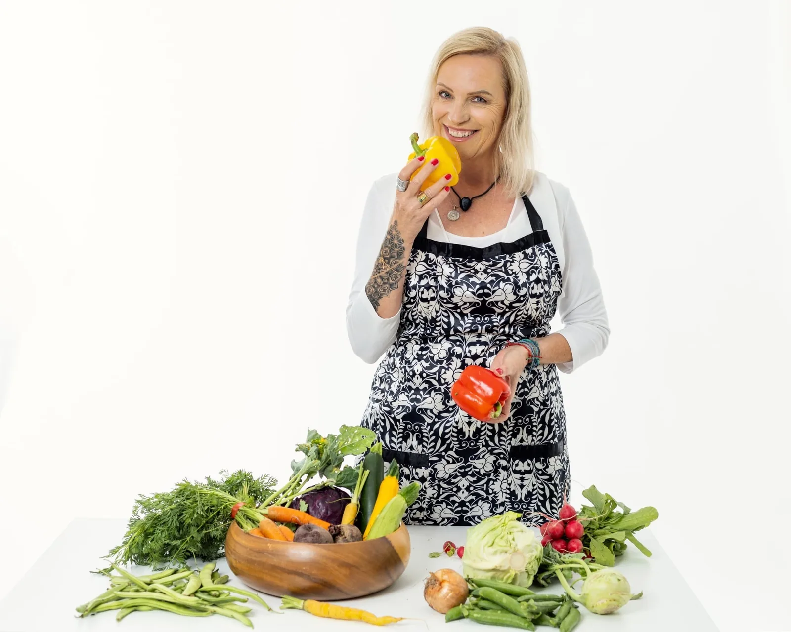 Apolonija Brin s svežo zelenjavo